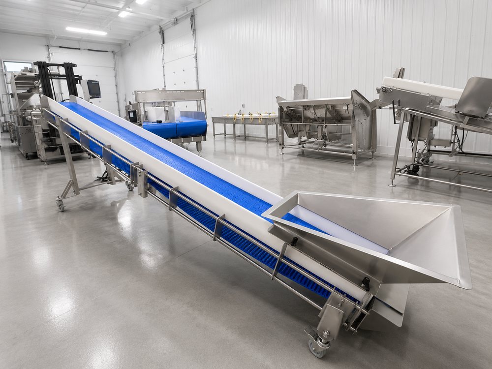 Incline belt conveyor with feed hopper